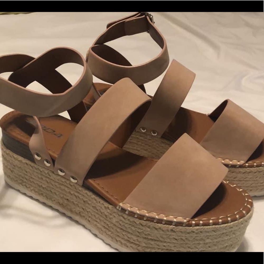 Soda platform sandals